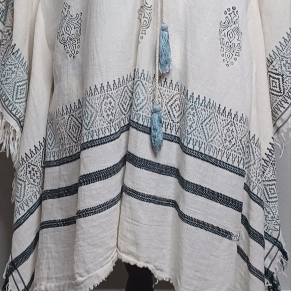 Anthropologie Farm Rio White Geometric Embroidered Aztec Tassel Cotton Poncho - Picture 7 of 16